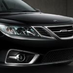 En svart Saab SCX parkerad i en mörk rum. (AI text)