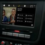 Bilsens inre med en beröringsskärm (AI text)