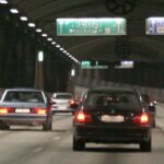 En tunnel där bilar kör genom den. (AI text)