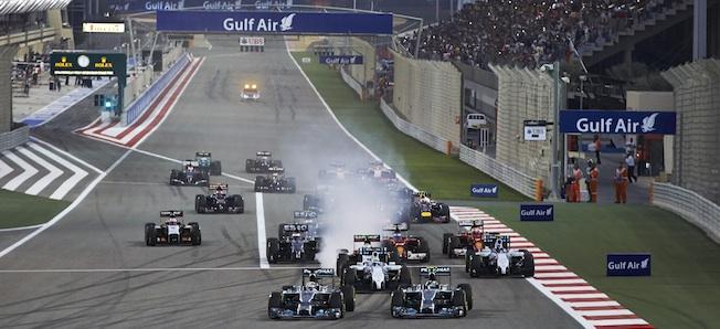 En racebil kör längs banan. (AI text)