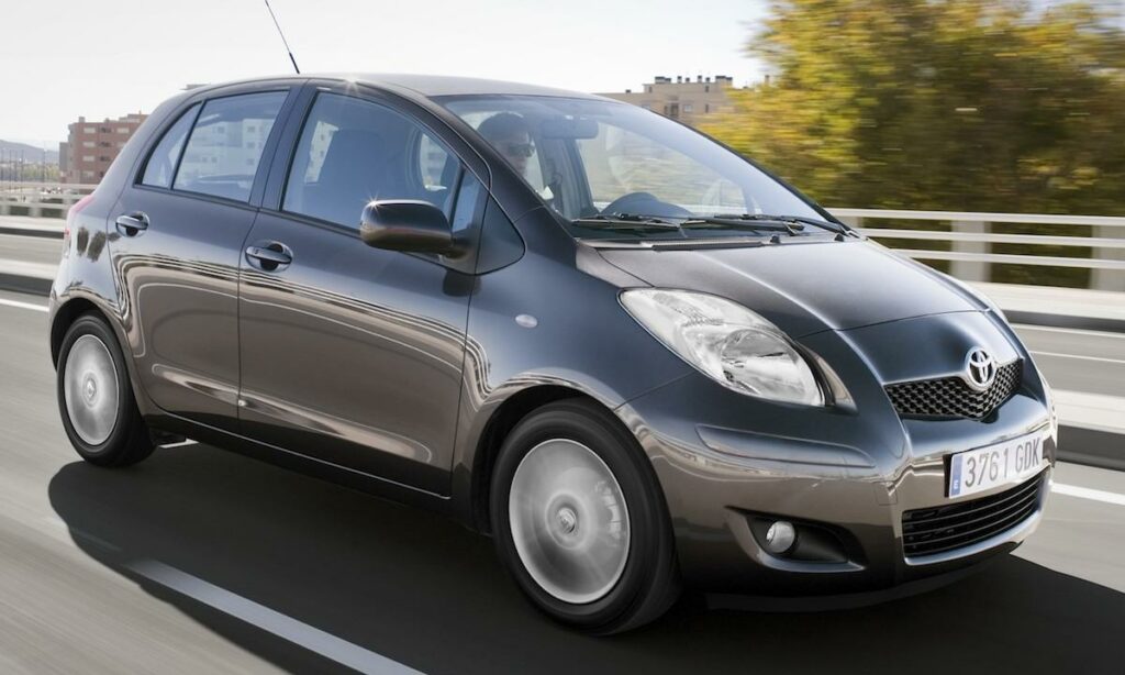 En Toyota Yaris kör på en motorväg. (AI text)