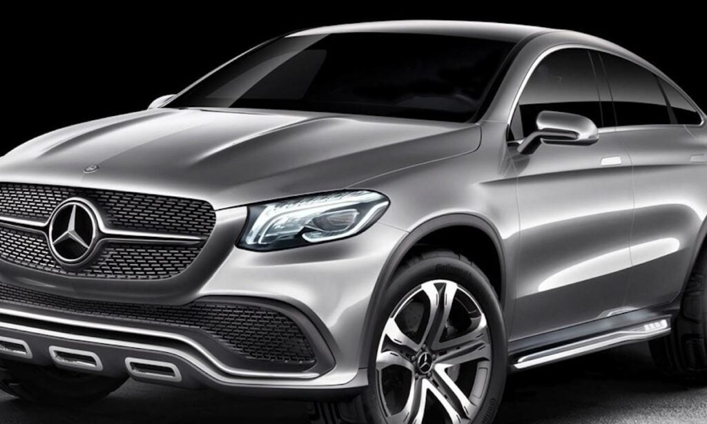 Mercedes-Benz GLE Coupé visas i en mörk rumslighet. (AI text)