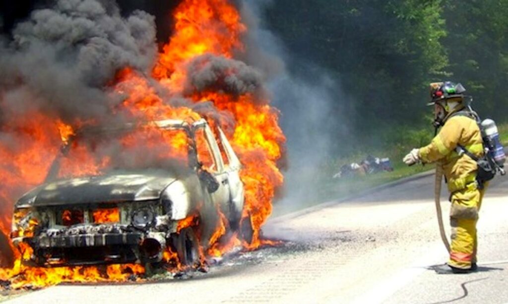 Brandman släcker bilbrand (AI text)