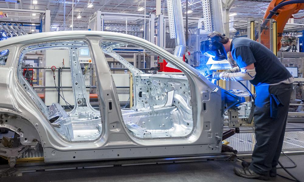 En bil byggs i en fabrik. (AI text)