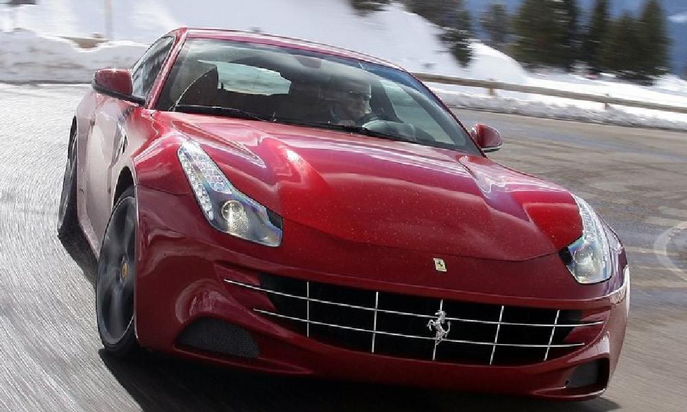 En Ferrari California kör nedför en snöig väg. (AI text)
