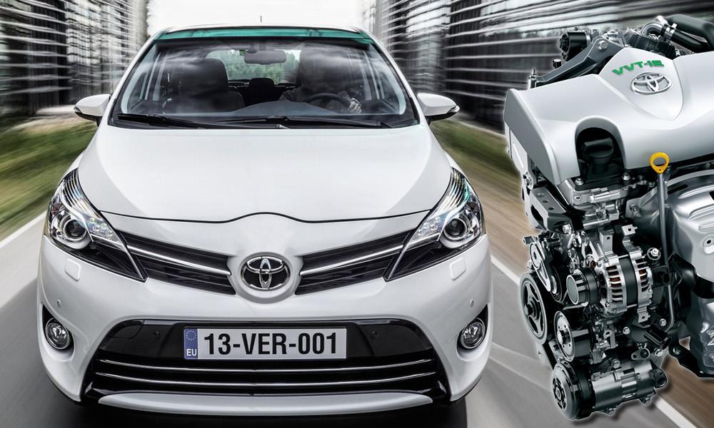 En Toyota Yaris och en Toyota Yaris-motor på en motorväg (AI text)