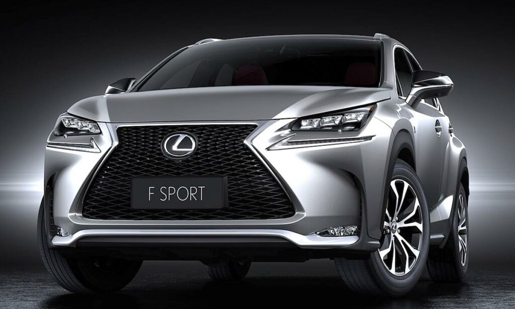 Lexus NX-suv:n visas i en mörk utrymmes. (AI text)