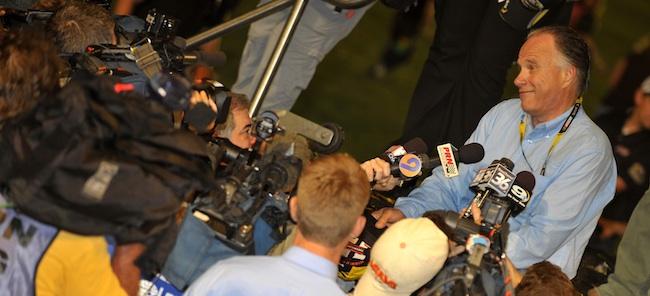 En man talar med journalister efter en match. (AI text)