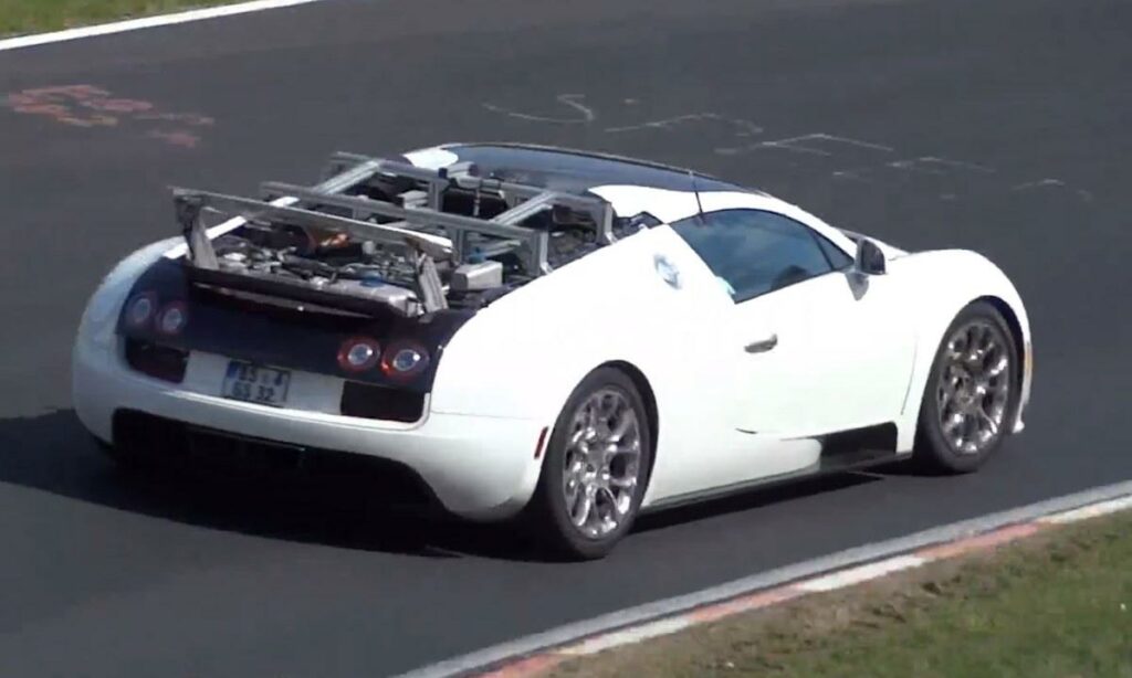 En Bugatti Veyron kör på en racerbana. (AI text)