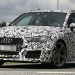 Audi RS4 upptäcks köra längs vägen (AI text)