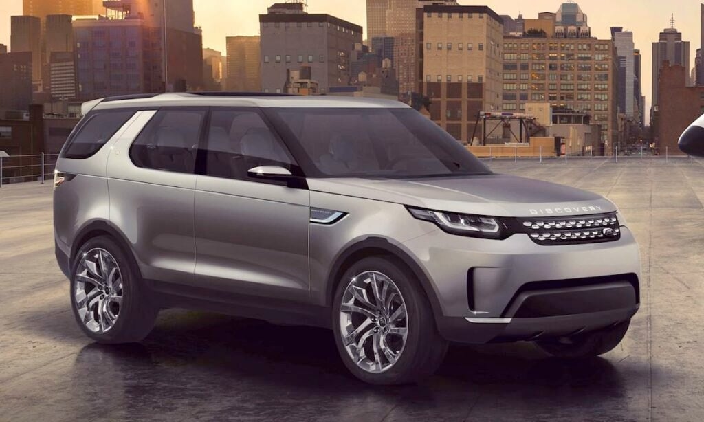 Den nya Land Rover Discovery SUV:n står parkerad framför en stadsmiljö. (AI text)