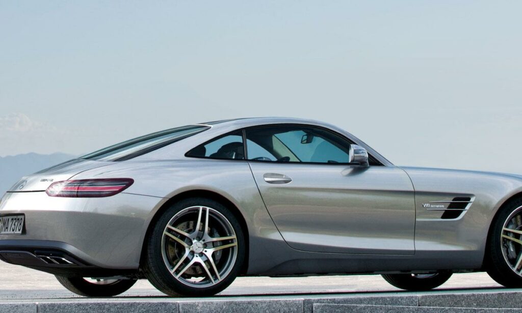 Mercedes-Benz SLS GT parkerad på klippa. (AI text)