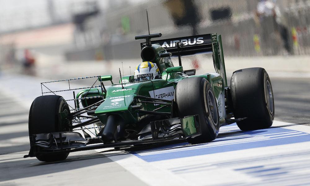 En grön formelbils kaross rullar nerför banan. (AI text)