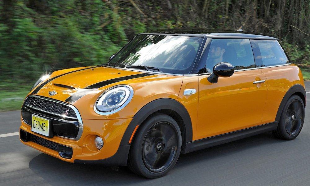 En Mini Cooper S kör ner en landsväg. (AI text)