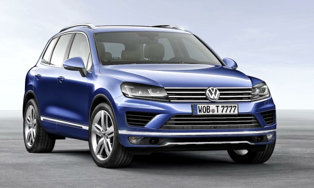 Volkswagen Touareg står parkerad på en parkeringsplats. (AI text)