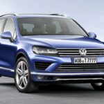 Volkswagen Touareg står parkerad på en parkeringsplats. (AI text)