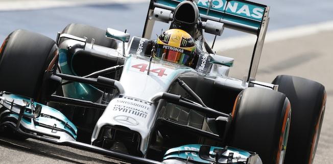 Mercedes-Benz F1-bil i aktion under ett race. (AI text)
