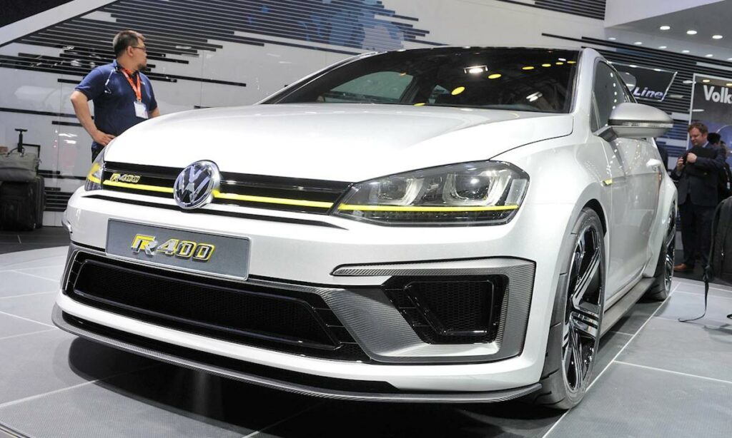 En Volkswagen Golf R GTI RSI-konceptbil på Berlins motorvisning. (AI text)