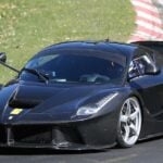 En Ferrari-sportbil kör på en bana. (AI text)