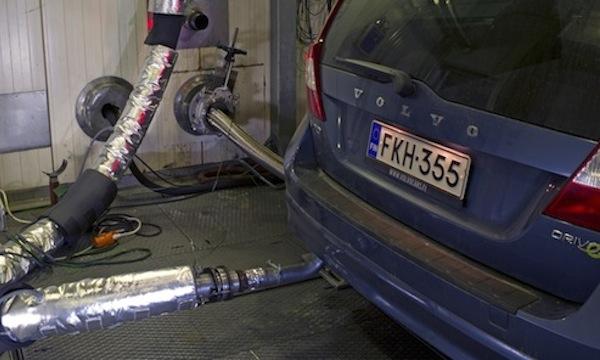 En bil rengörs i en garage. (AI text)