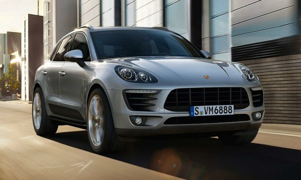 Den nya Porsche Macan kör nerför gatan. (AI text)