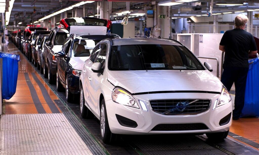 En bilmonteringslinje på en Volvo-fabrik. (AI text)