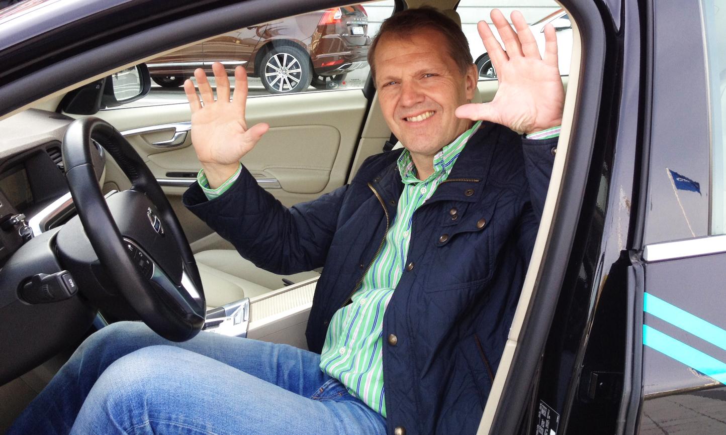 En man sitter i en bil. (AI text)