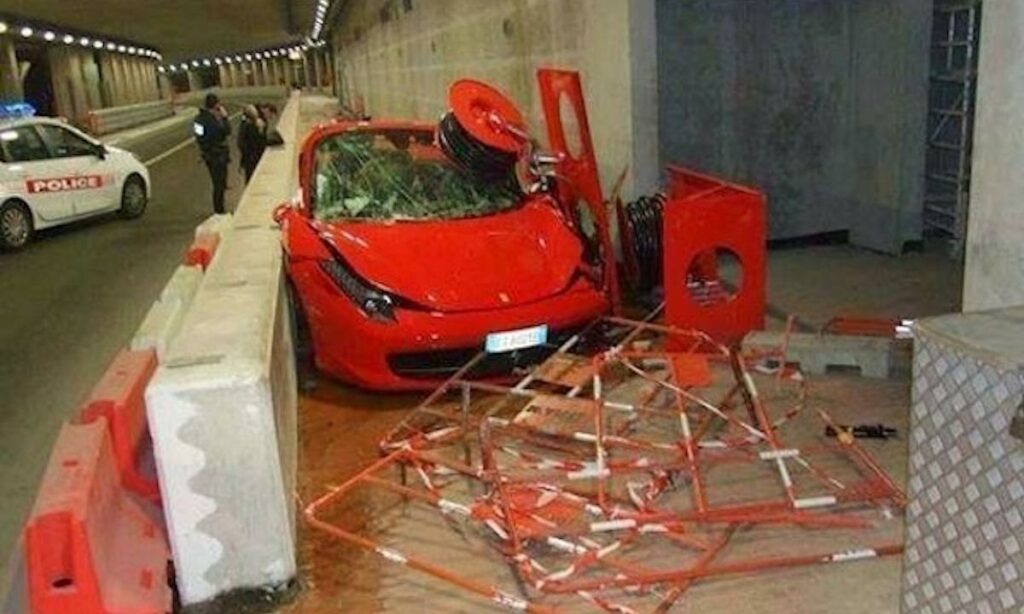 En bil står parkerad i en tunnel. (AI text)