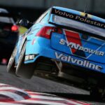 Två racerbilar på en bana. (AI text)