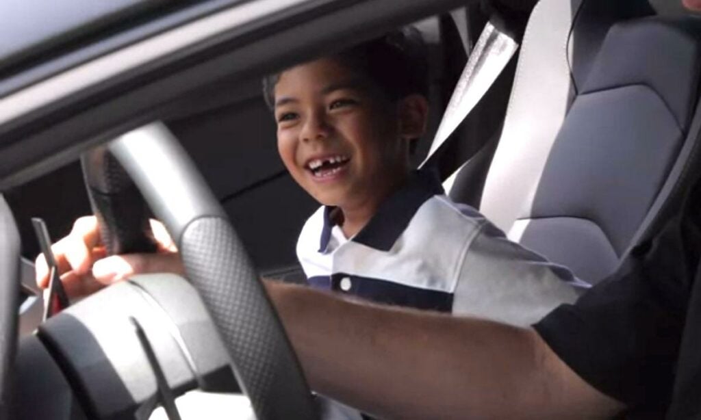 En pojke kör en bil. (AI text)