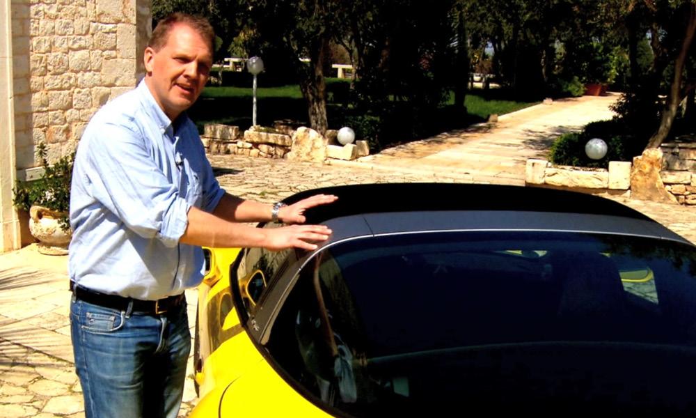 En man står bredvid en gul sportbil. (AI text)