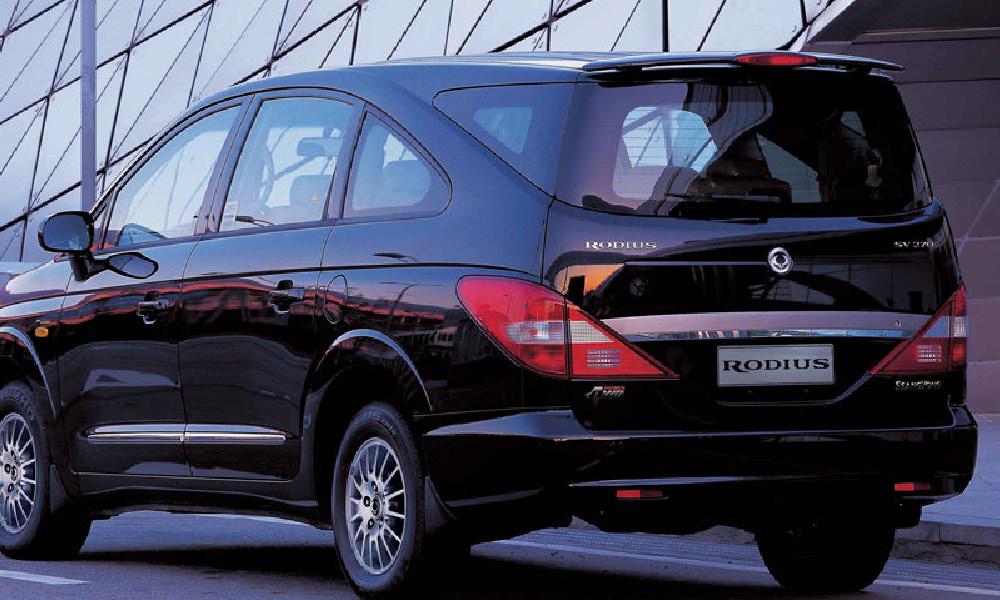 En svart bil står parkerad framför ett byggnad. (AI text)