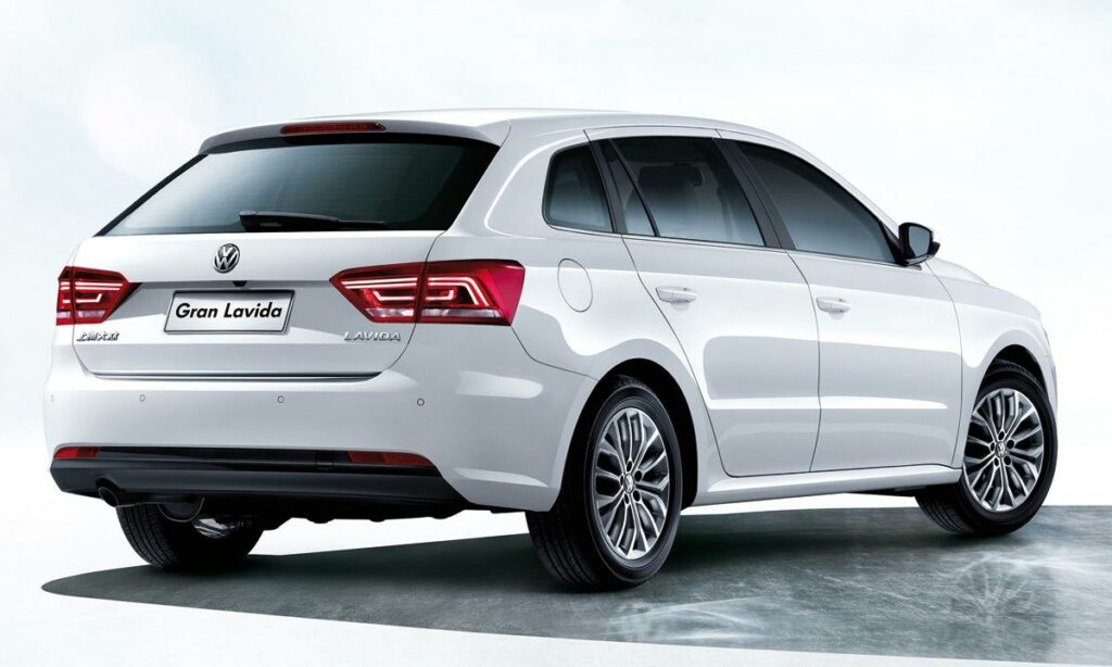 En vit bil på ett vitt bakgrund. (AI text)