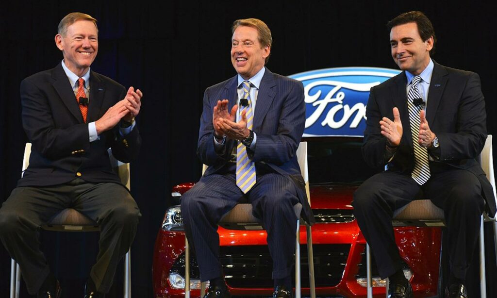 En grupp personer sitter på stolar vid en Ford-händelse. (AI text)