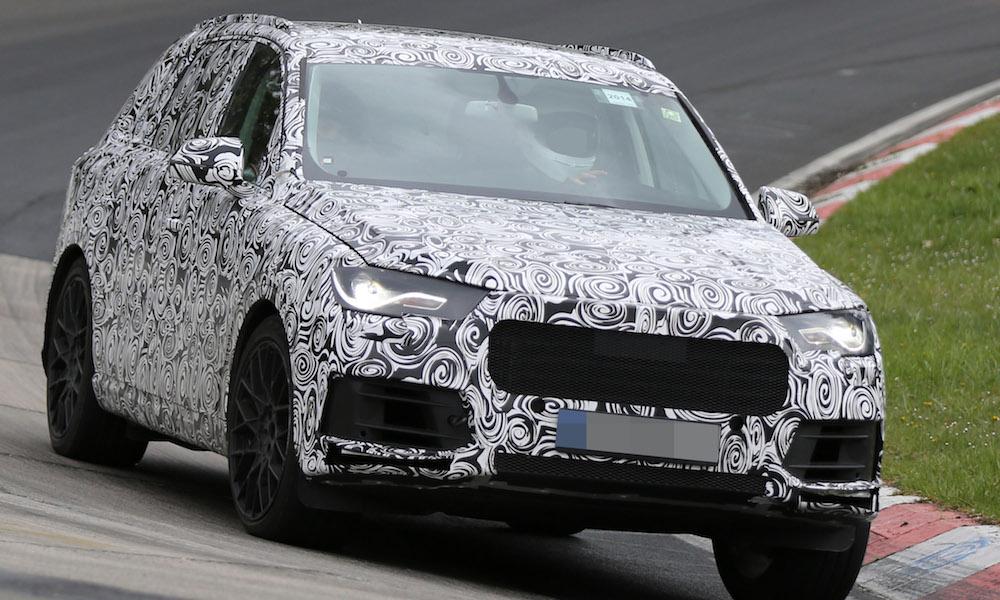 den nya jaguar xf suven ses köra på en racerbana (AI text)