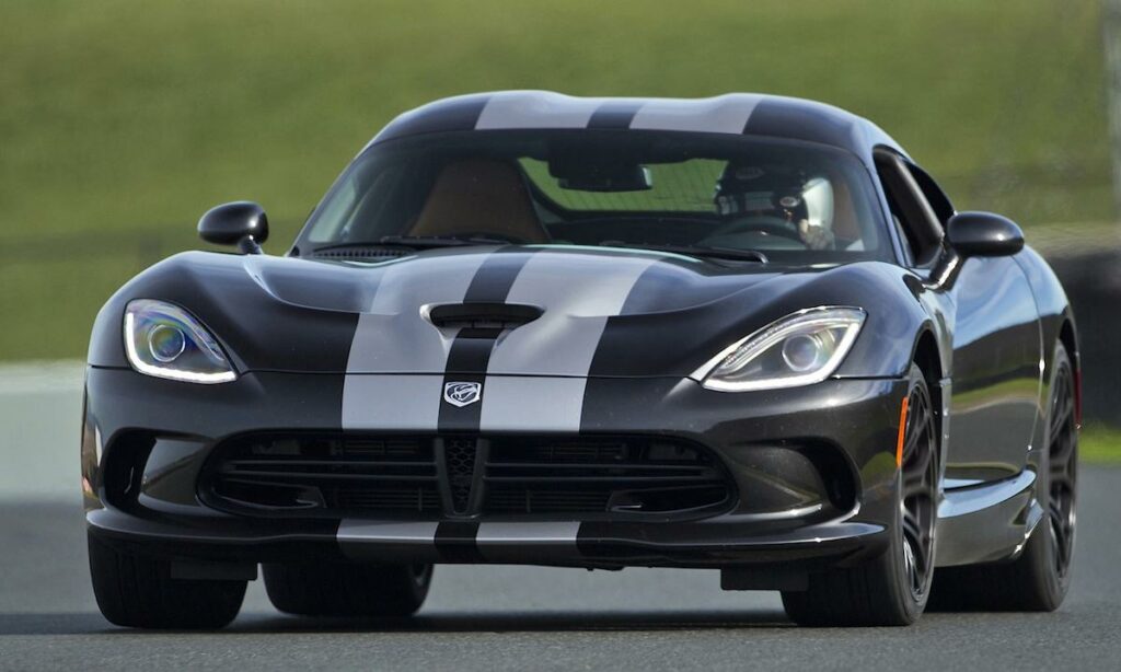 Viper är en svart och vit sportbil. (AI text)