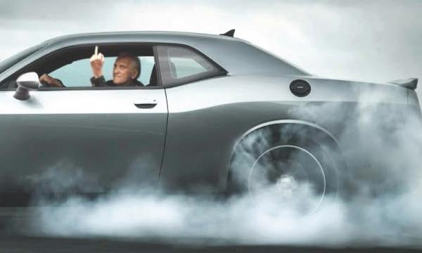 En man kör en bil med rök som kommer ut ifrån den. (AI text)