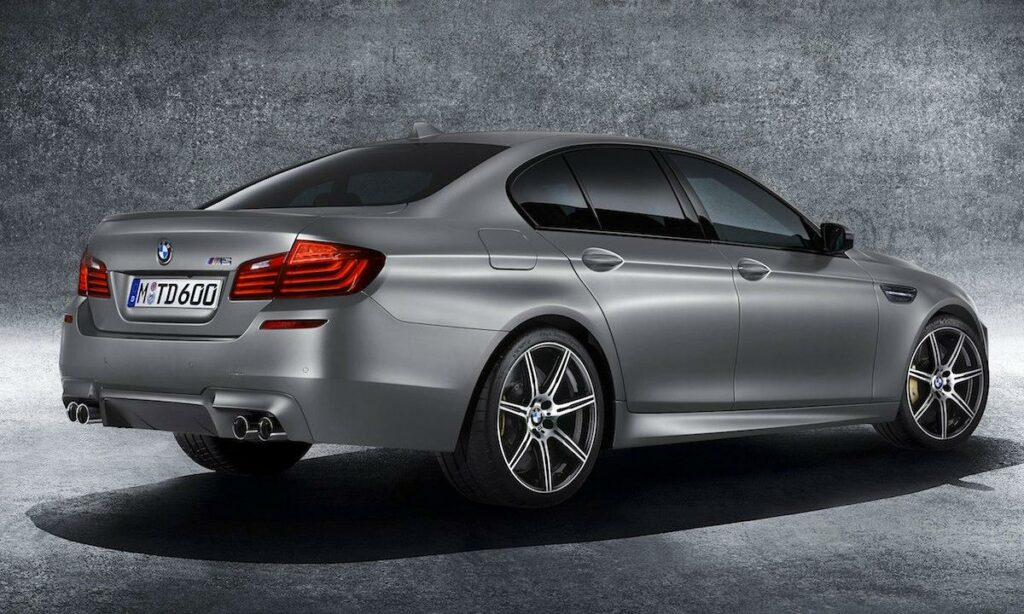 BMW M5-sedanten i en mörk rum (AI text)