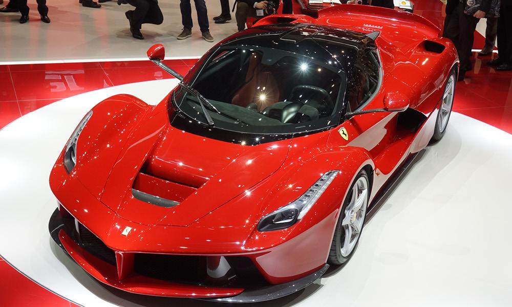 En röd Ferrari-sportsbil visas upp på Frankfurtmotorvisan. (AI text)