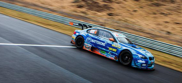 BMW M3 GT-racingbil på en bana (AI text)