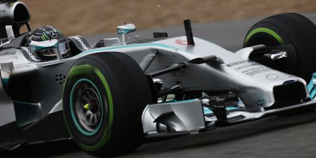 Mercedes F1-bil i aktion under Grand Prix. (AI text)