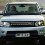 En Land Rover LR4 kör längs en landsbygdsväg. (AI text)