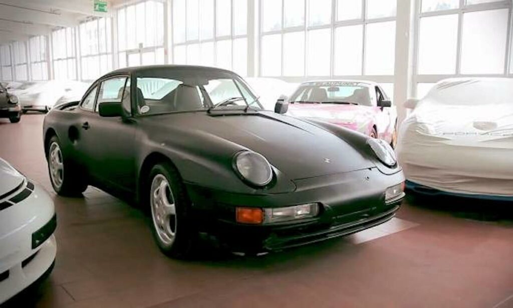 En grupp bilar i en garage. (AI text)