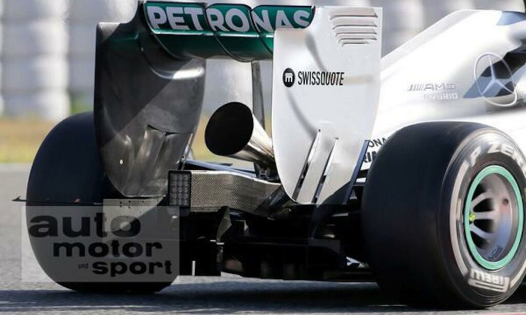 Mercedes F1-bil kör på banan. (AI text)