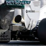 Mercedes F1-bil kör på banan. (AI text)