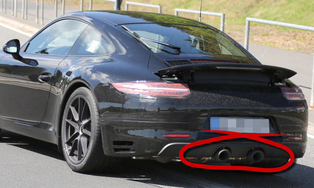 Porsche 911 GTS är en svart bil med en röd bakre bult. (AI text)