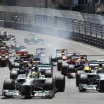 En racerbil kör ner en gata. (AI text)