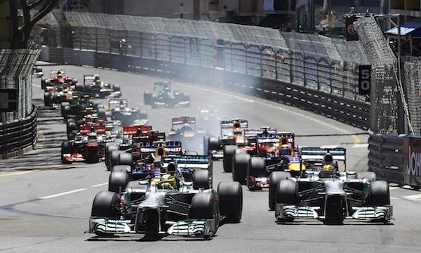 En racerbil kör ner en gata. (AI text)