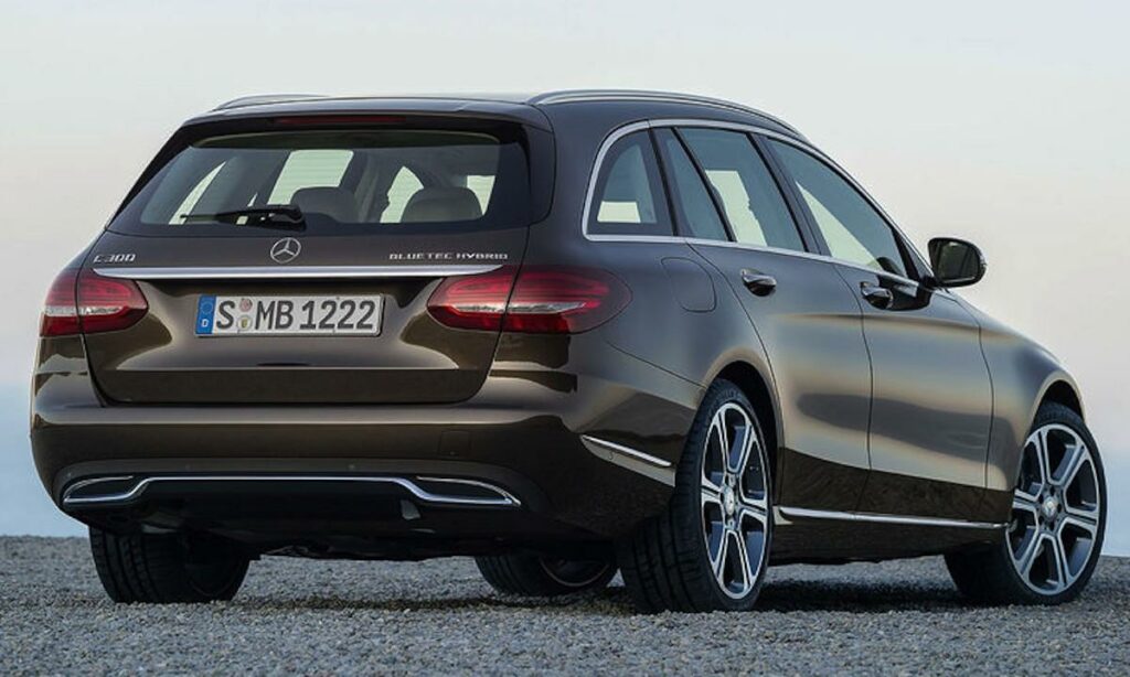 Mercedes C-klass vagn står parkerad på grusväg. (AI text)