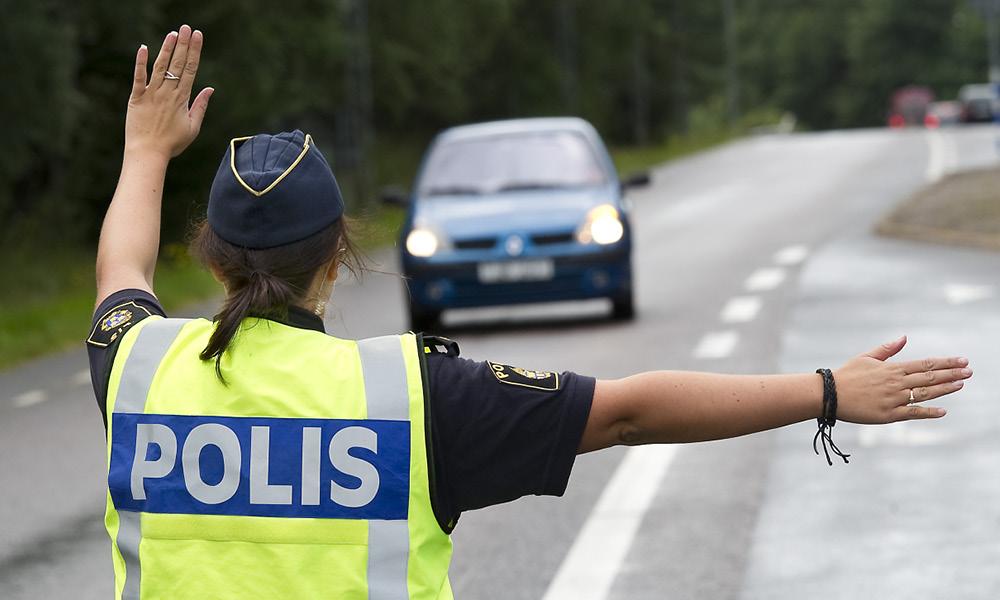 En polisväst vinkar med armarna i luften. (AI text)